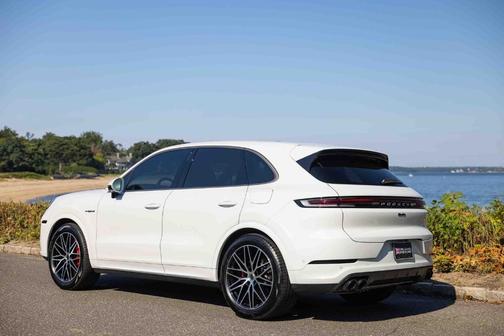Carrara White Metallic 2025 Porsche Cayenne Turbo