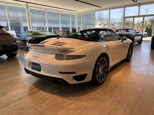 Photo 4 of 32 of 2014 Porsche 911 Turbo