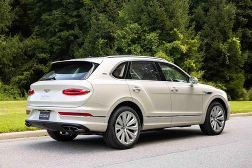 White Sand by Mulliner 2022 Bentley Bentayga