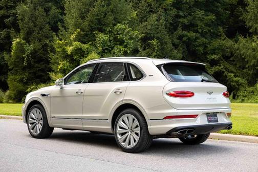 White Sand by Mulliner 2022 Bentley Bentayga