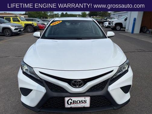 Super White 2018 Toyota Camry SE