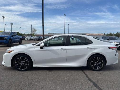 Super White 2018 Toyota Camry SE