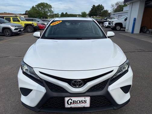 Super White 2018 Toyota Camry SE