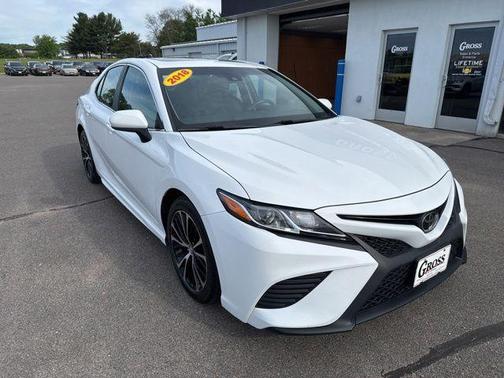 Super White 2018 Toyota Camry SE