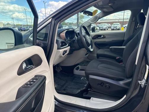 2020 Chrysler Voyager LX