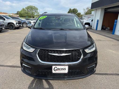 Brilliant Black Crystal Pearlcoat 2023 Chrysler Pacifica Limited