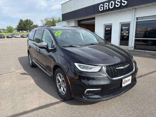 Brilliant Black Crystal Pearlcoat 2023 Chrysler Pacifica Limited