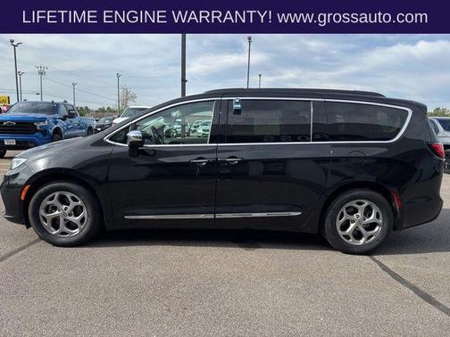 Brilliant Black Crystal Pearlcoat 2023 Chrysler Pacifica Limited