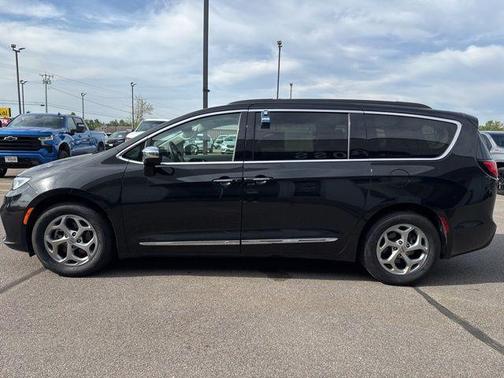 Brilliant Black Crystal Pearlcoat 2023 Chrysler Pacifica Limited