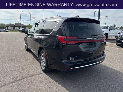 Brilliant Black Crystal Pearlcoat 2023 Chrysler Pacifica Limited