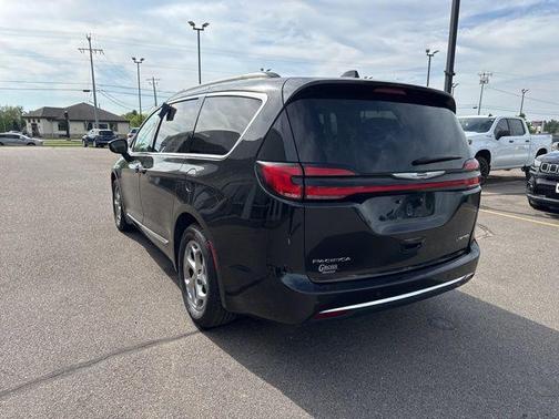 Brilliant Black Crystal Pearlcoat 2023 Chrysler Pacifica Limited