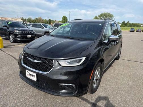 Brilliant Black Crystal Pearlcoat 2023 Chrysler Pacifica Limited