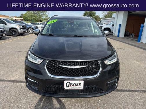 Brilliant Black Crystal Pearlcoat 2023 Chrysler Pacifica Limited