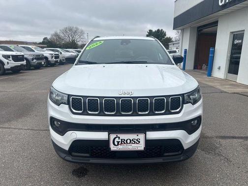 Bright White Clearcoat 2024 Jeep Compass Latitude