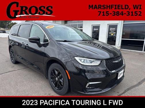 Brilliant Black Crystal Pearlcoat 2023 Chrysler Pacifica Touring L