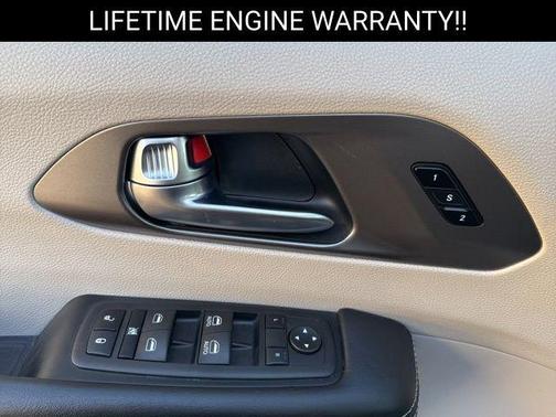 Brilliant Black Crystal Pearlcoat 2023 Chrysler Pacifica Touring L