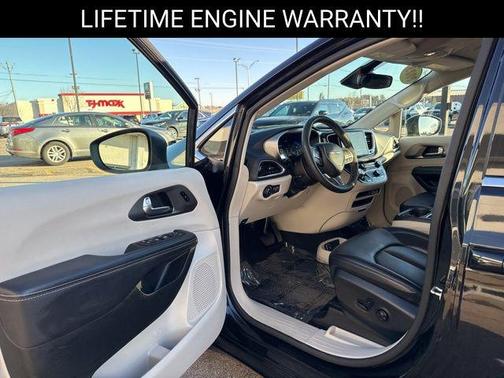 Brilliant Black Crystal Pearlcoat 2023 Chrysler Pacifica Touring L