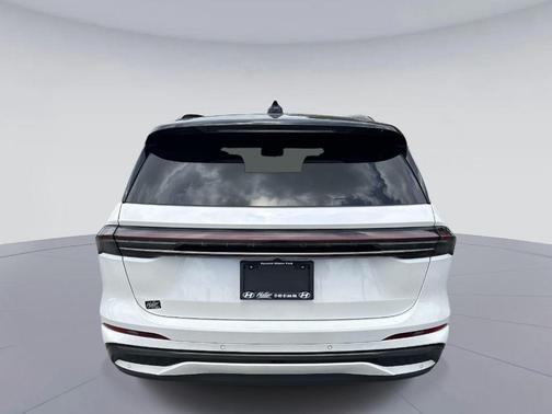 White Platinum Tri-Coat Metallic 2025 Lincoln Nautilus Reserve