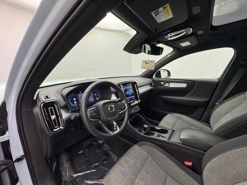 2024 Volvo XC40 B5 Core Bright Theme