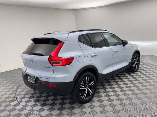 2024 Volvo XC40 B5 Core Bright Theme
