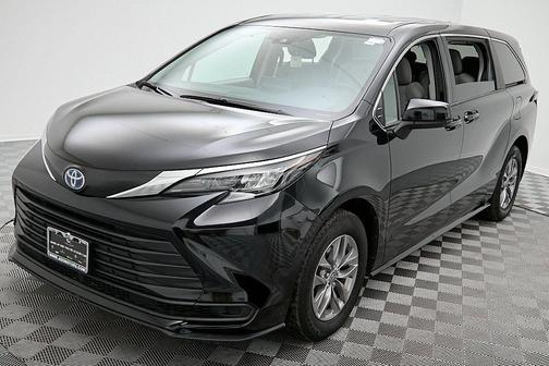 2024 Toyota Sienna LE