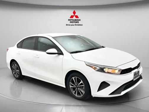 Snow White Pearl 2024 Kia Forte LXS