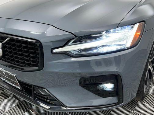 2024 Volvo S60 B5 Core Dark Theme