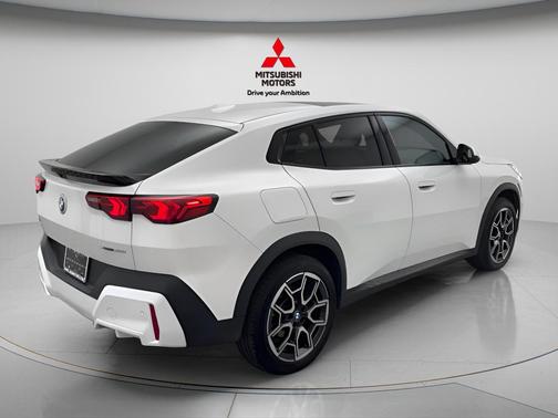 Alpine White 2026 BMW X2 xDrive28i