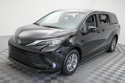 2024 Toyota Sienna LE