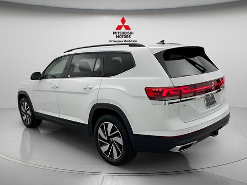 Pure White 2024 Volkswagen Atlas 2.0T SE w/Technology 4MOTION