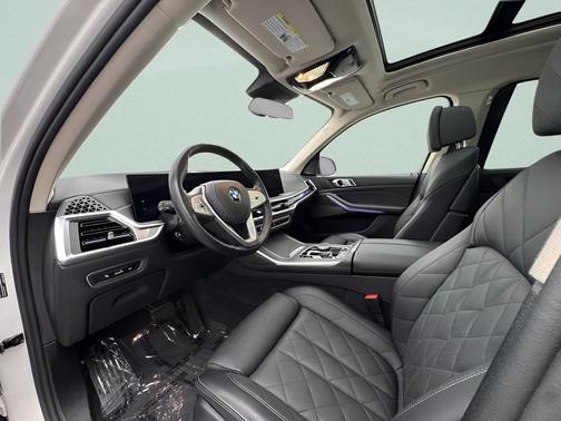 White Metallic 2025 BMW X7 xDrive40i