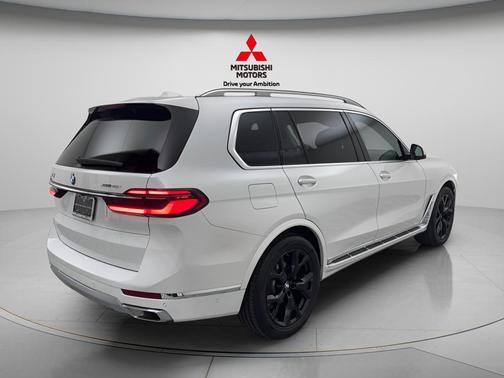White Metallic 2025 BMW X7 xDrive40i