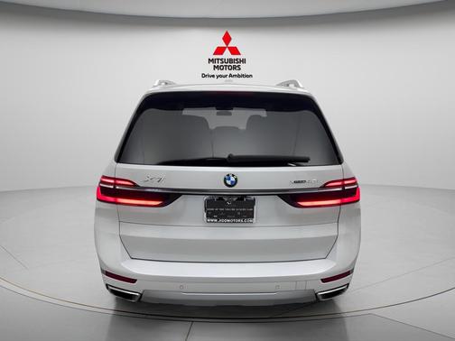White Metallic 2025 BMW X7 xDrive40i