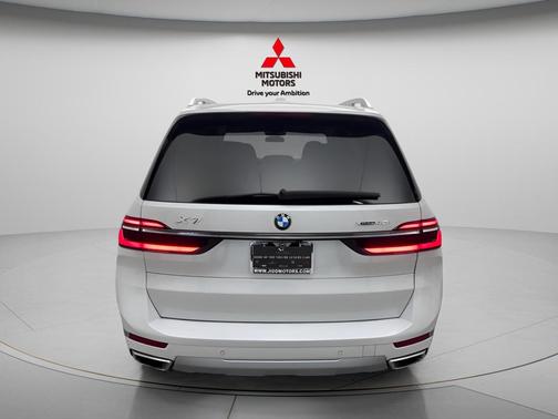 White Metallic 2025 BMW X7 xDrive40i