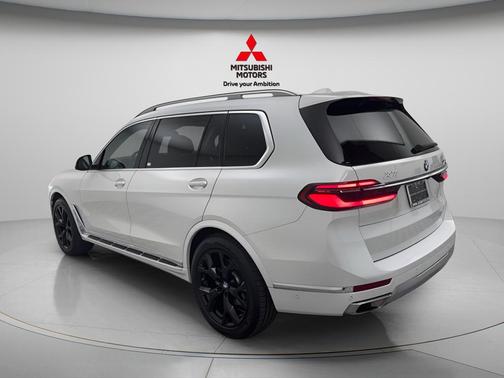 White Metallic 2025 BMW X7 xDrive40i