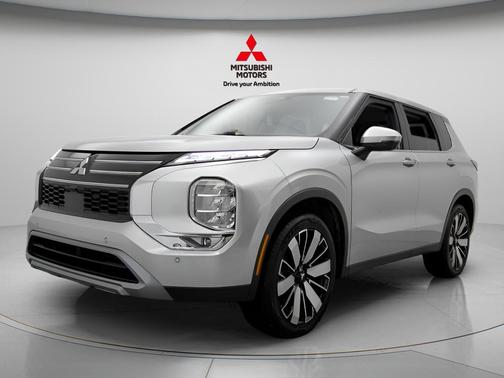 Alloy Silver Metallic 2025 Mitsubishi Outlander SE 2.5 2WD