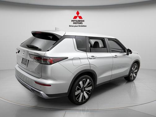 Alloy Silver Metallic 2025 Mitsubishi Outlander SE 2.5 2WD