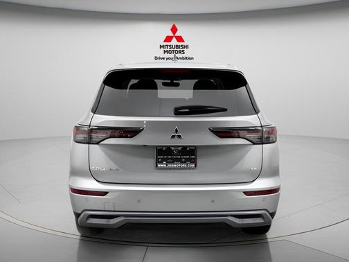 Alloy Silver Metallic 2025 Mitsubishi Outlander SE 2.5 2WD
