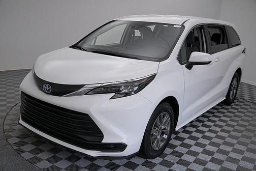 2024 Toyota Sienna LE
