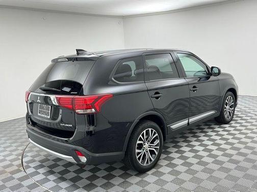 2017 Mitsubishi Outlander ES