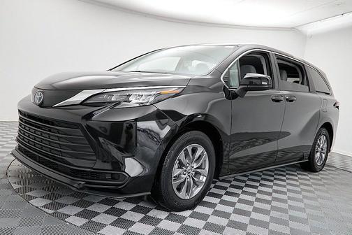 2024 Toyota Sienna LE