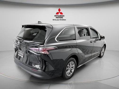 2024 Toyota Sienna LE