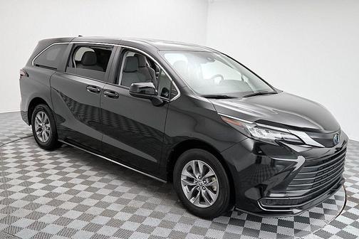 2024 Toyota Sienna LE