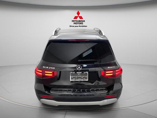 Night Black 2025 Mercedes-Benz GLB 250 4MATIC