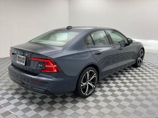 2024 Volvo S60 B5 Core Dark Theme