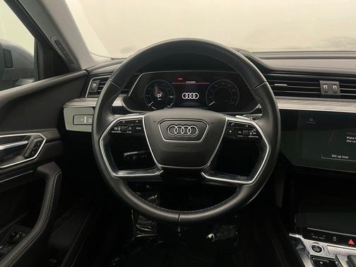 2022 Audi e-tron Premium Plus