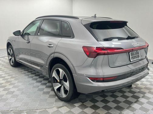 2022 Audi e-tron Premium Plus