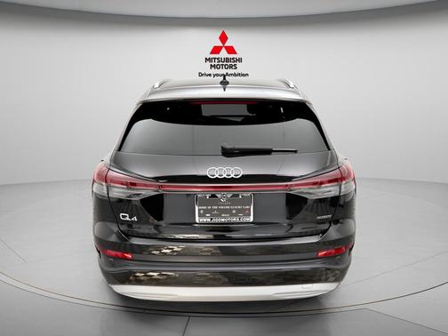 Mythos Black Metallic 2022 Audi e-tron Premium