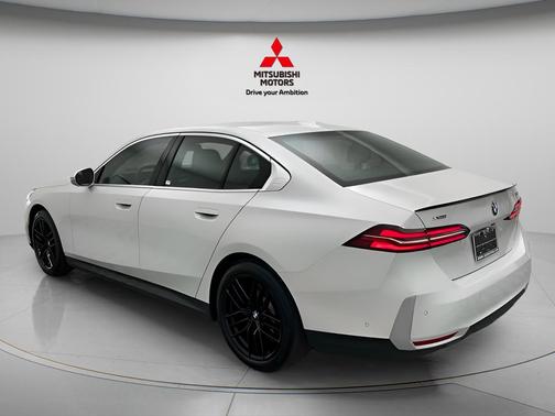 White 2025 BMW 530 i xDrive