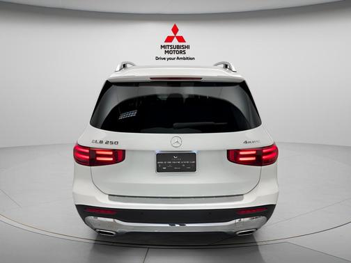 Polar White 2024 Mercedes-Benz GLB 250 4MATIC